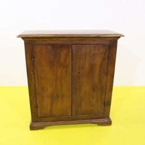 Credenza in legno massello con due ante e basamento sagomato