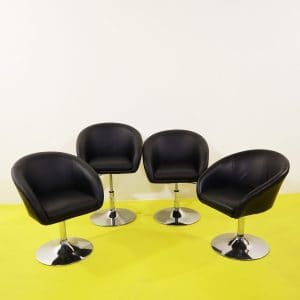Set di quattro poltroncine girevoli in ecopelle nera con base cromata
