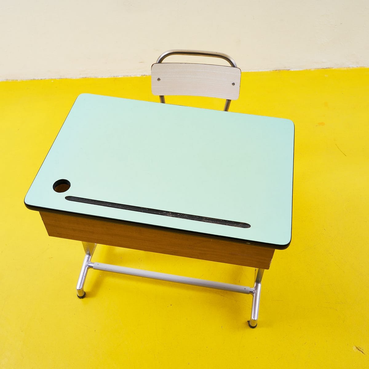Banco scrivania da bambini: storia, misure e design 1 Scrivania vintage con piano verde e struttura in metallo