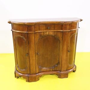 Credenza in legno massiccio con tre ante sagomate