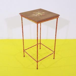 Ultimi arrivi 7 Tavolino portavaso in ferro laccato rosso e piano in legno decorato