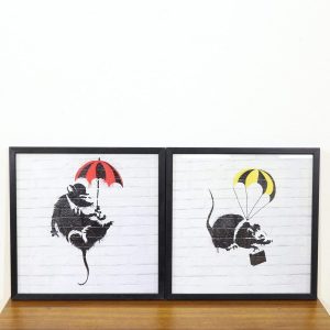 Coppia stampe incorniciate con ratti street art ombrello e paracadute