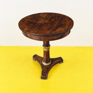 Home 11 Tavolino tondo stile Impero con colonna centrale e anelli dorati