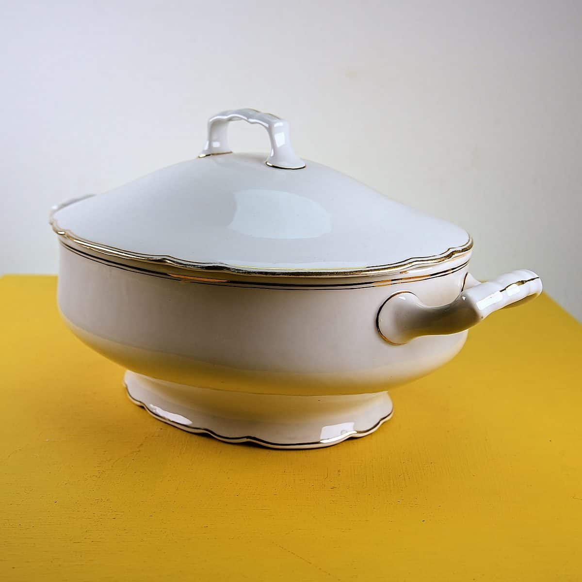zuppiera vintage in ceramica con bordatura dorata ginori