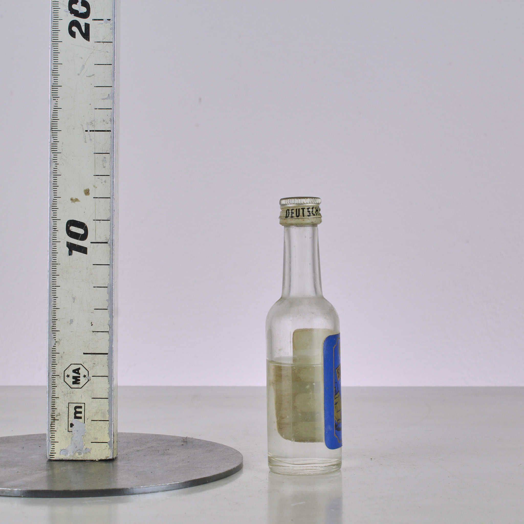Piccole bottiglie, grandi racconti: il collezionismo delle mignon di liquore 1 Mignon di liquore da collezione in piccolo formato