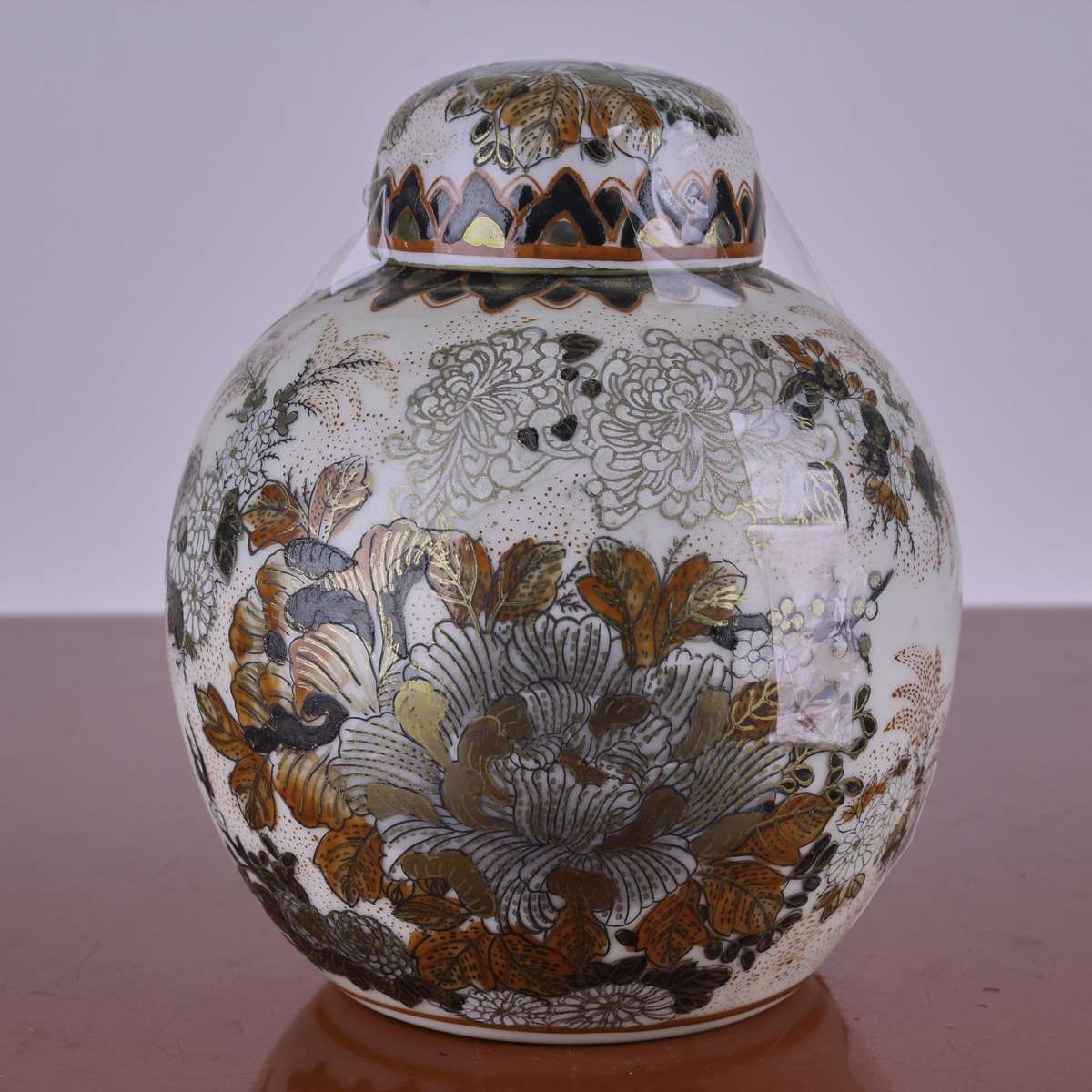 Un piccolo vaso cinese e la lunga vita della ceramica 1 Dettaglio di vaso cinese in ceramica