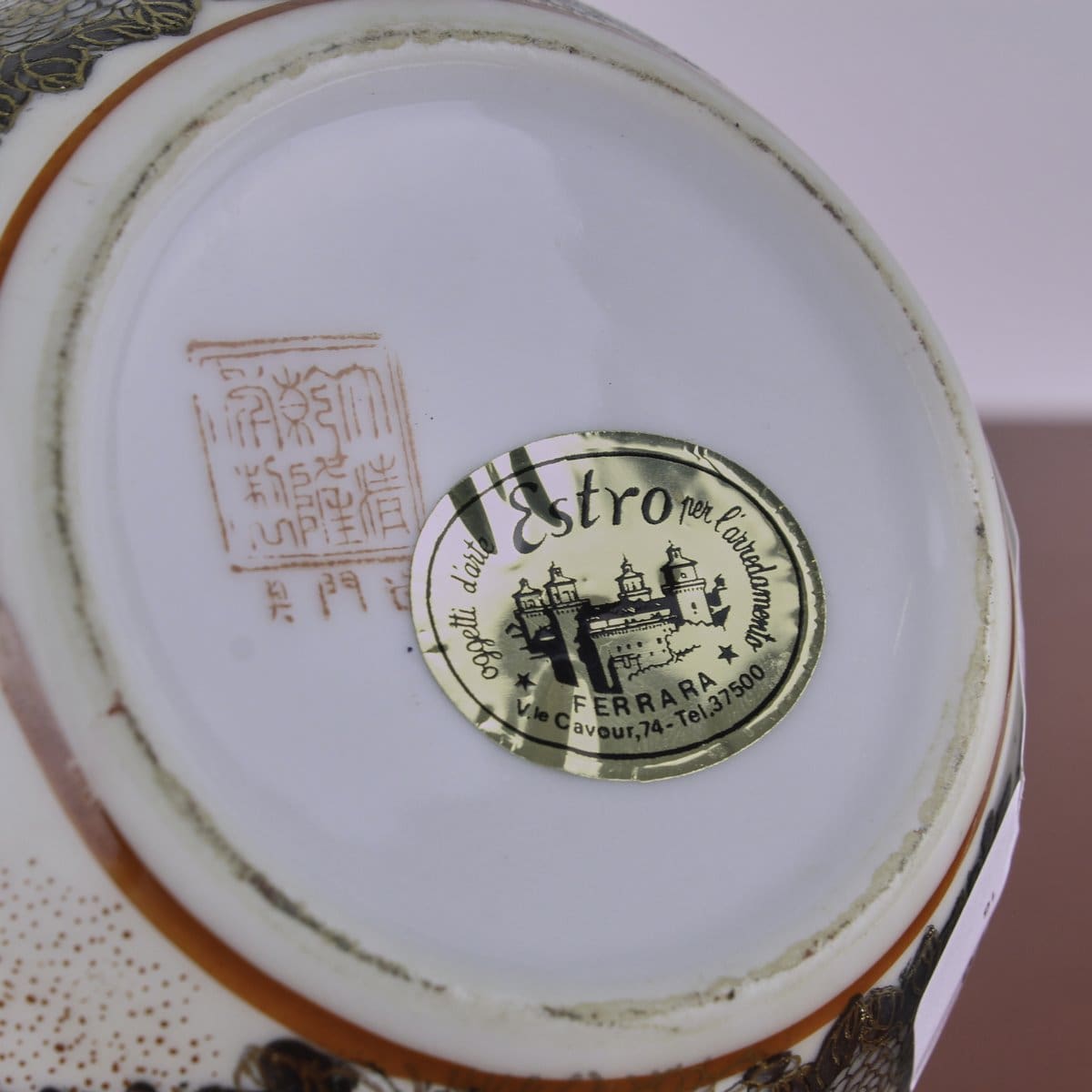 Un piccolo vaso cinese e la lunga vita della ceramica 2 Particolare della superficie di un vaso cinese in ceramica