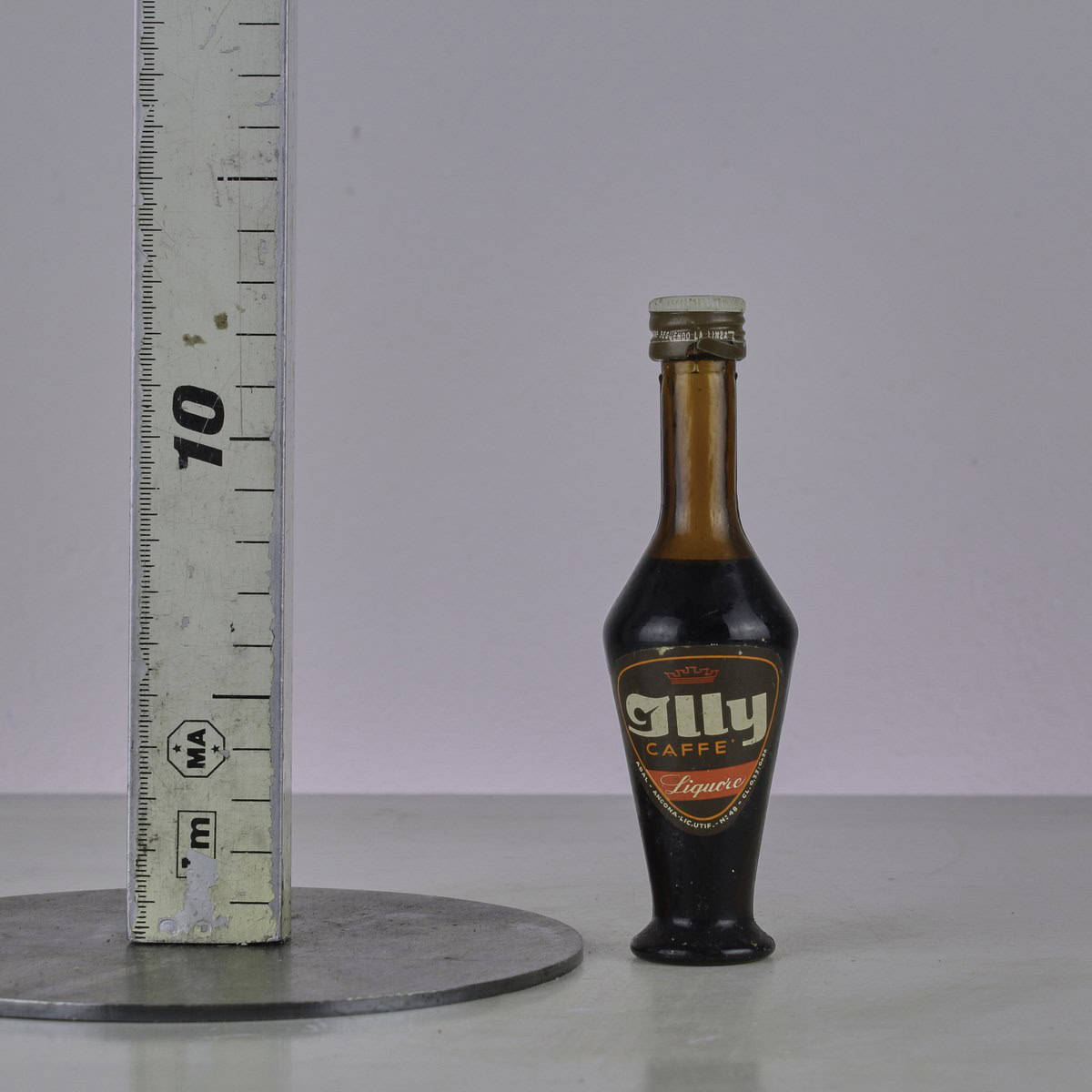 Bicchierino con manico da liquore in vetro soffiato lilla e dipinto a mano